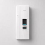 SENEC Wallbox Premium mit 22kW und Typ-2-Ladebuchse in Frontalansicht.