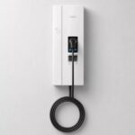 SENEC Wallbox Premium mit 11kW und glattem Ladekabel in Frontalansicht.