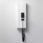SENEC Wallbox Premium mit 11kW und spiralem Ladekabel in Frontalansicht